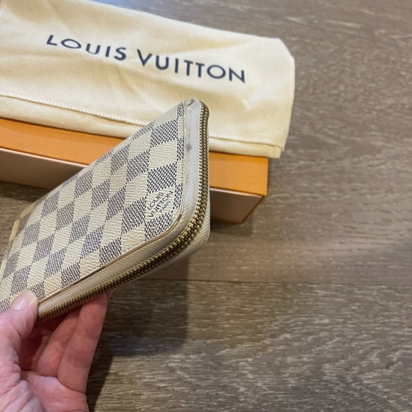 Louis Vuitton Authentic Zippy Wallet - Picture 14 of 15
